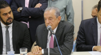 Prefeito vai à CEI da Saúde, na Câmara Municipal, e responde a vereadores